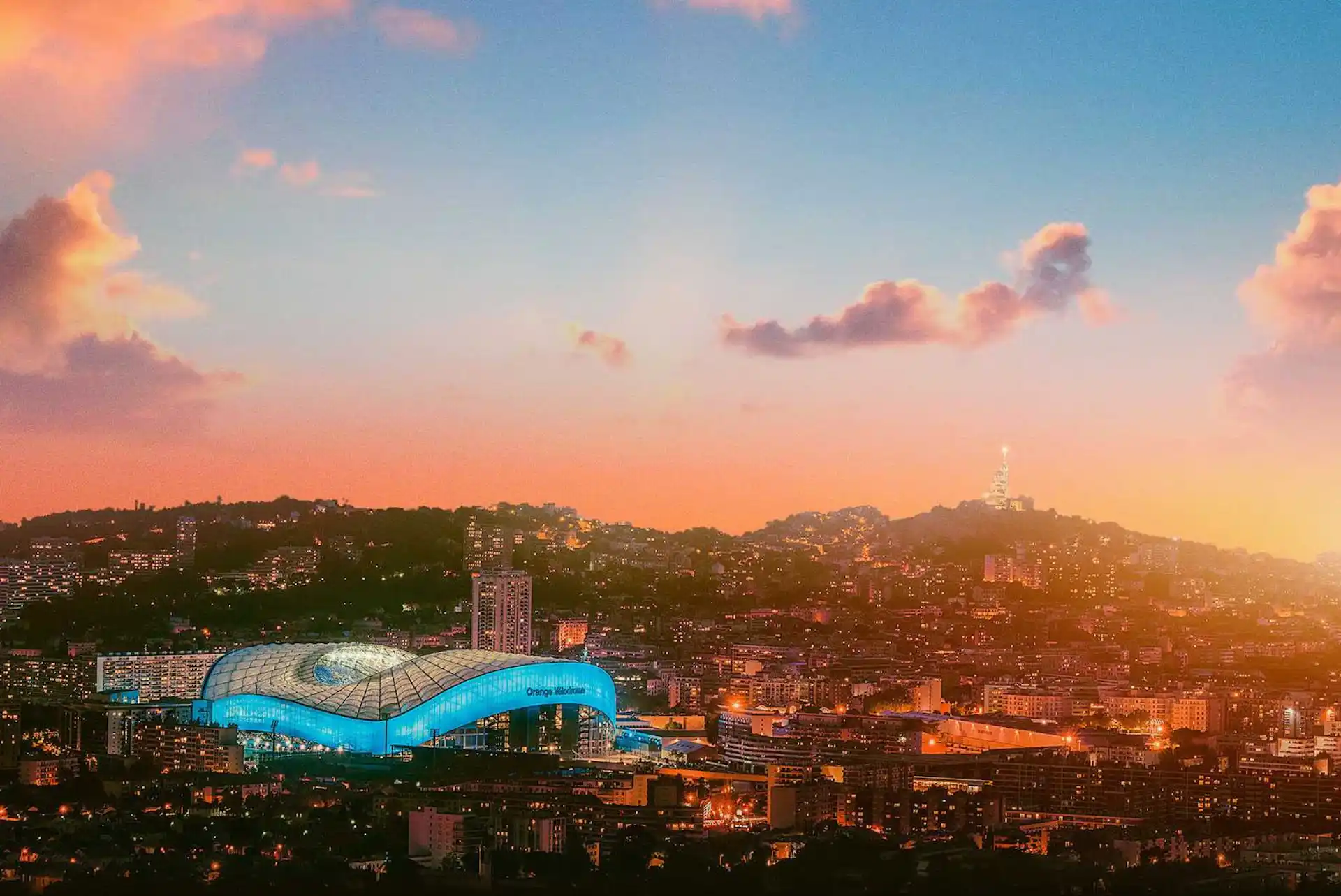 Image de terrain de football du vélodrome avec un titre 13 eme Homme