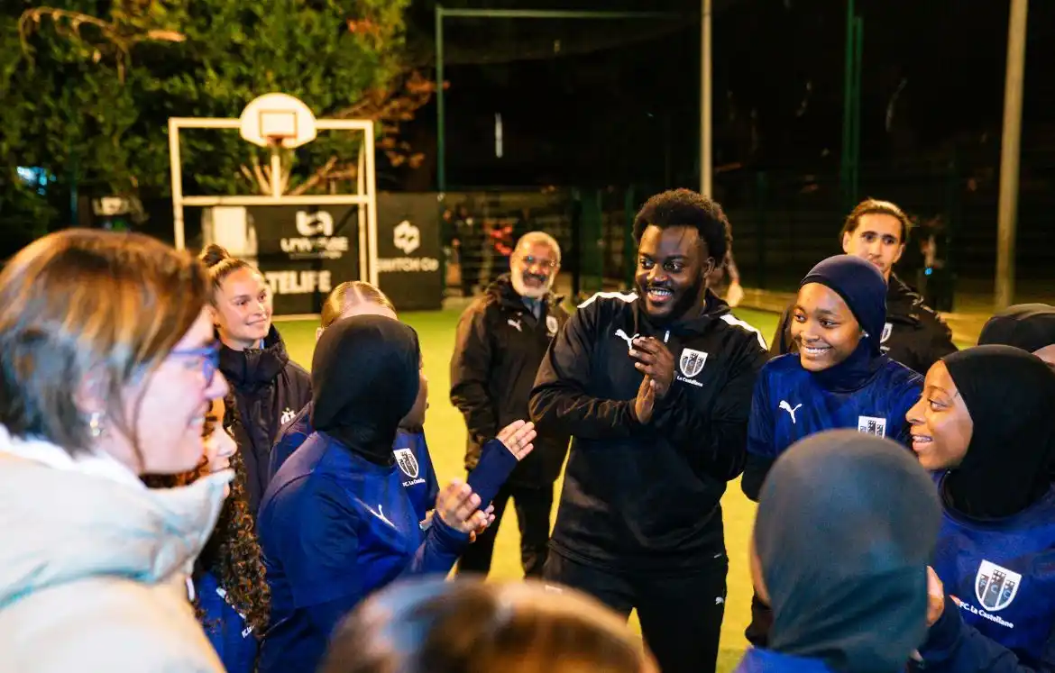 Photo des joueuses du Fc la Castellane avec L'entraineur de L'Om feminin