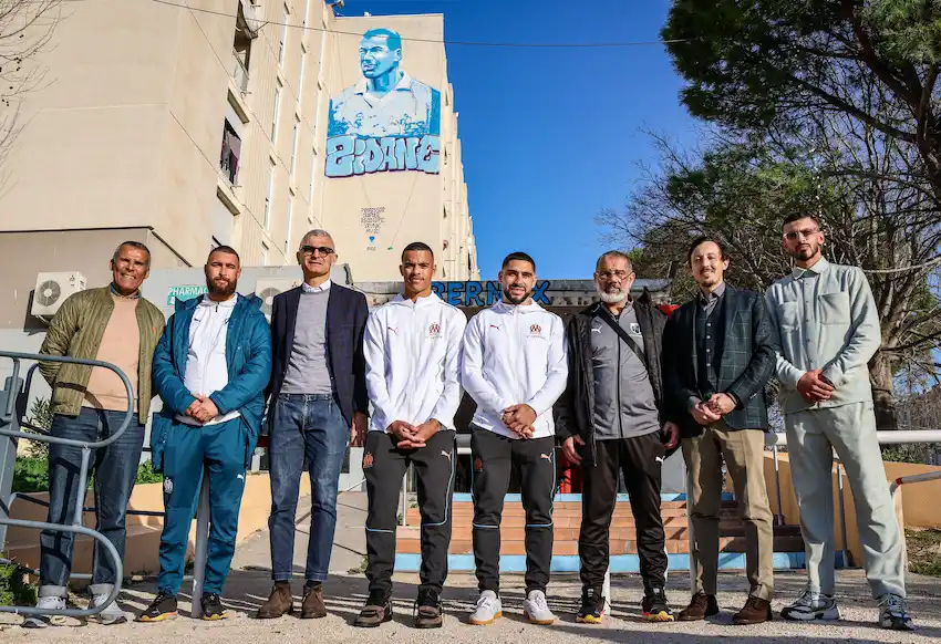 Photo de Pablo Longoria avec Greenwood, Maupay et le dirigeant du Fc la castellane