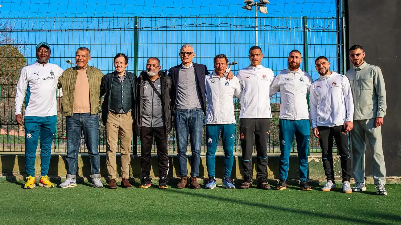 Photo des dirigeants du fcc et de l'om avec Greenwood et Maupay