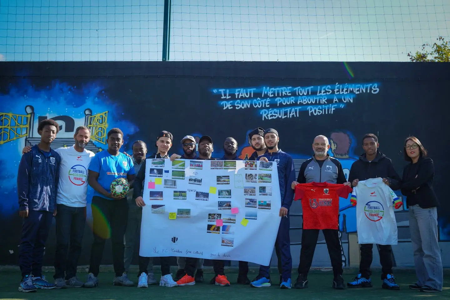 Photo des coachs avec les dirigeants de football écologie